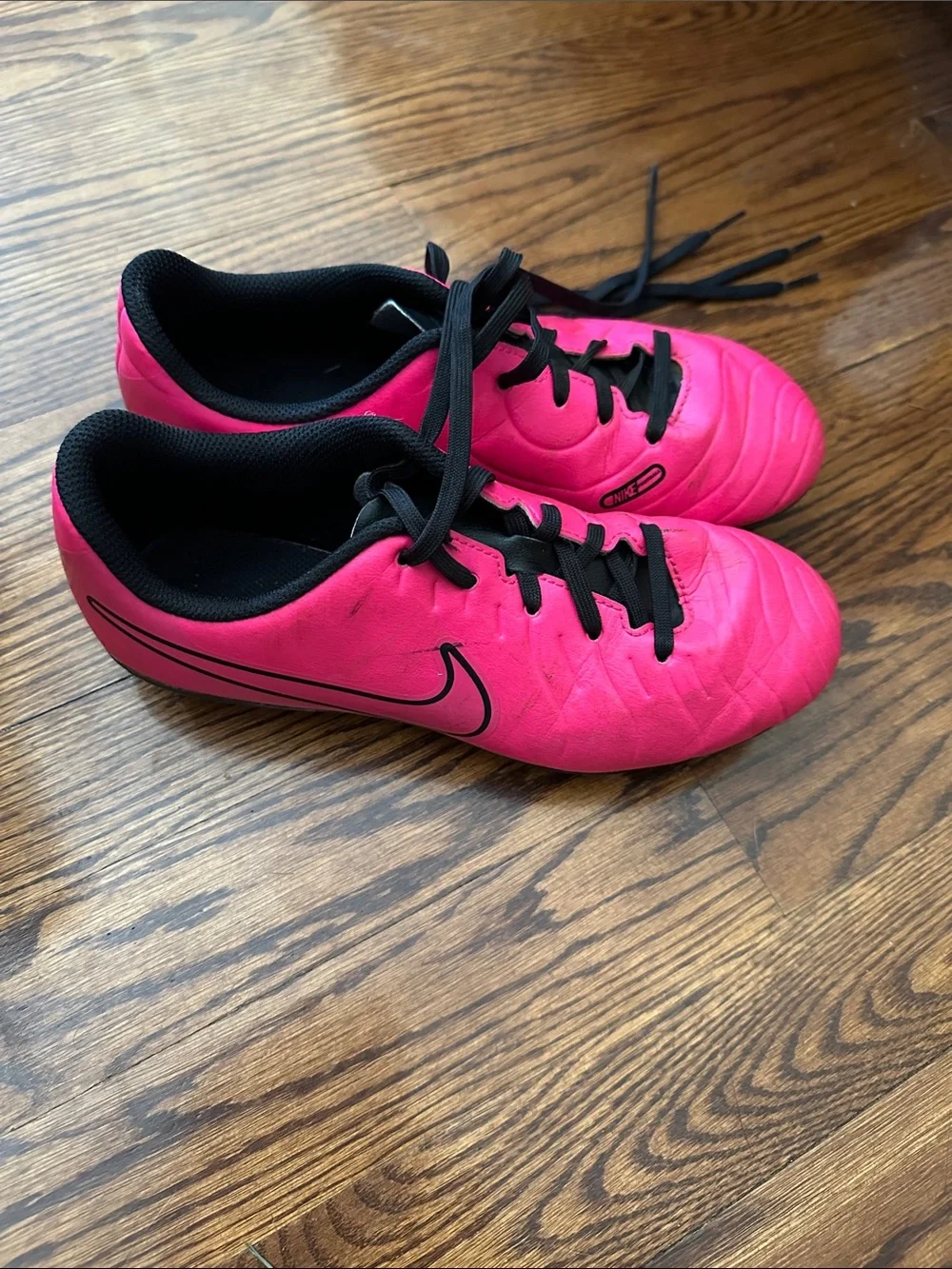 Nike kids soccer cleats size 4